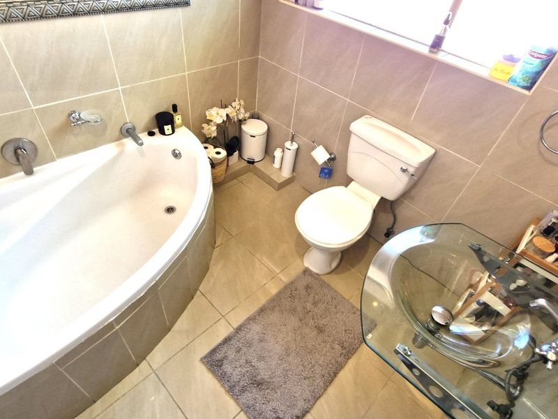 Gorgeous Modern Contemporary Townhouse ,,,,,,,,,, 2 Bedrooms ,,1 Bathrooms,, Stunning  Open Plan  With Swimming Pool And Private Garden  - Photo 7