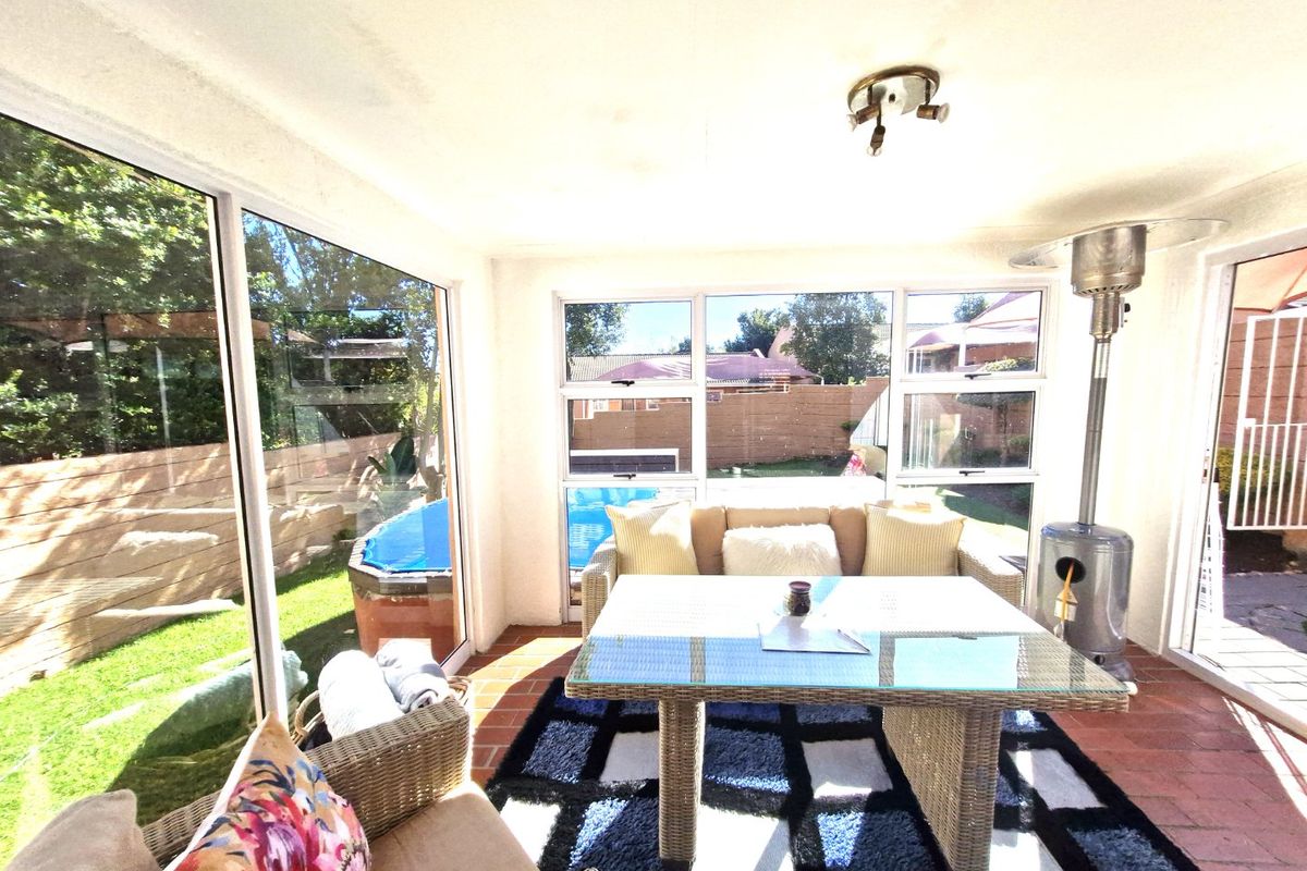 Gorgeous Modern Contemporary Townhouse ,,,,,,,,,, 2 Bedrooms ,,1 Bathrooms,, Stunning  Open Plan  With Swimming Pool And Private Garden  - Photo 4