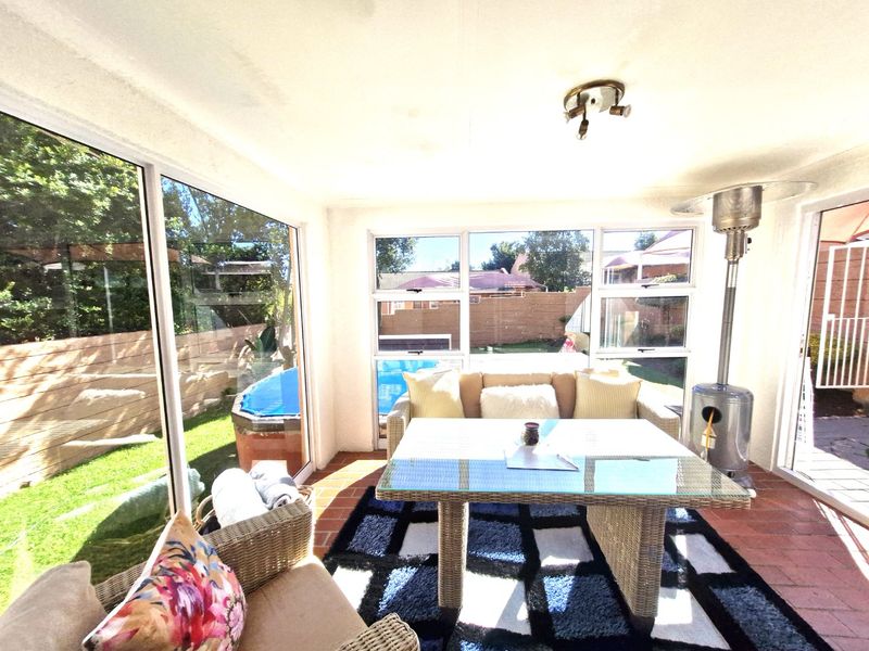 Gorgeous Modern Contemporary Townhouse ,,,,,,,,,, 2 Bedrooms ,,1 Bathrooms,, Stunning  Open Plan  With Swimming Pool And Private Garden  - Photo 3