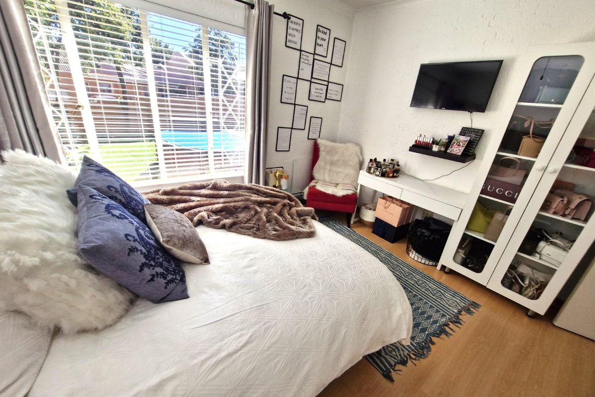 Gorgeous Modern Contemporary Townhouse ,,,,,,,,,, 2 Bedrooms ,,1 Bathrooms,, Stunning  Open Plan  With Swimming Pool And Private Garden  - Photo 5