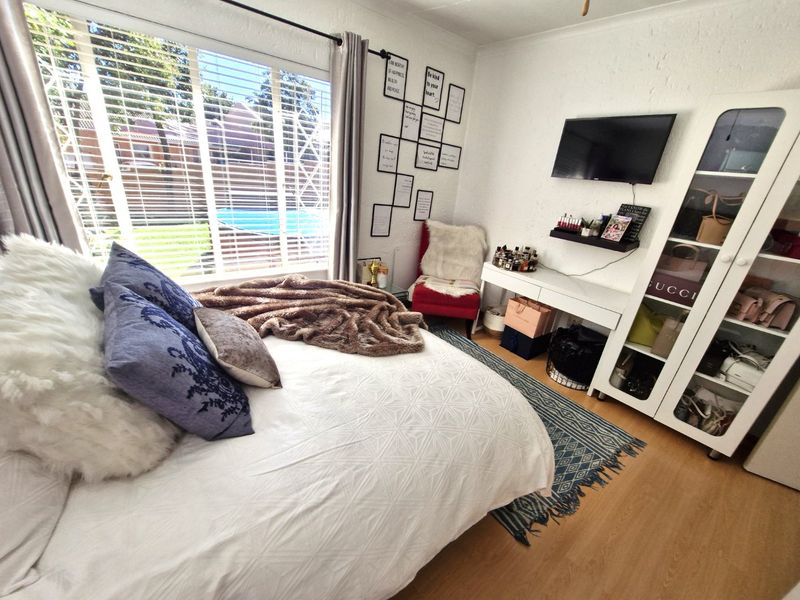 Gorgeous Modern Contemporary Townhouse ,,,,,,,,,, 2 Bedrooms ,,1 Bathrooms,, Stunning  Open Plan  With Swimming Pool And Private Garden  - Photo 4