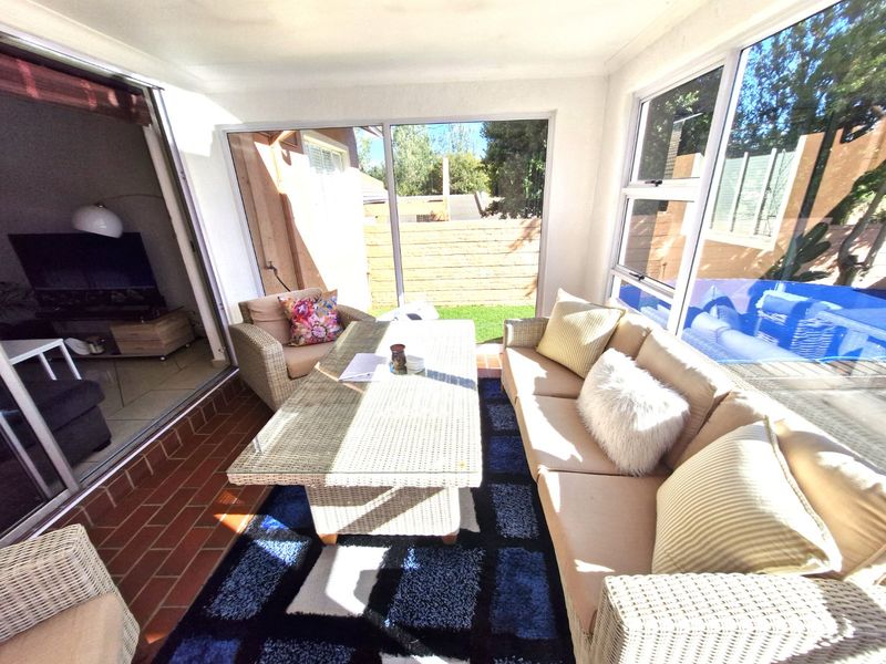 Gorgeous Modern Contemporary Townhouse ,,,,,,,,,, 2 Bedrooms ,,1 Bathrooms,, Stunning  Open Plan  With Swimming Pool And Private Garden  - Photo 2