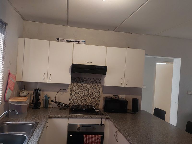 Charming ground floor townhouse in a secure complex!  - Photo 5