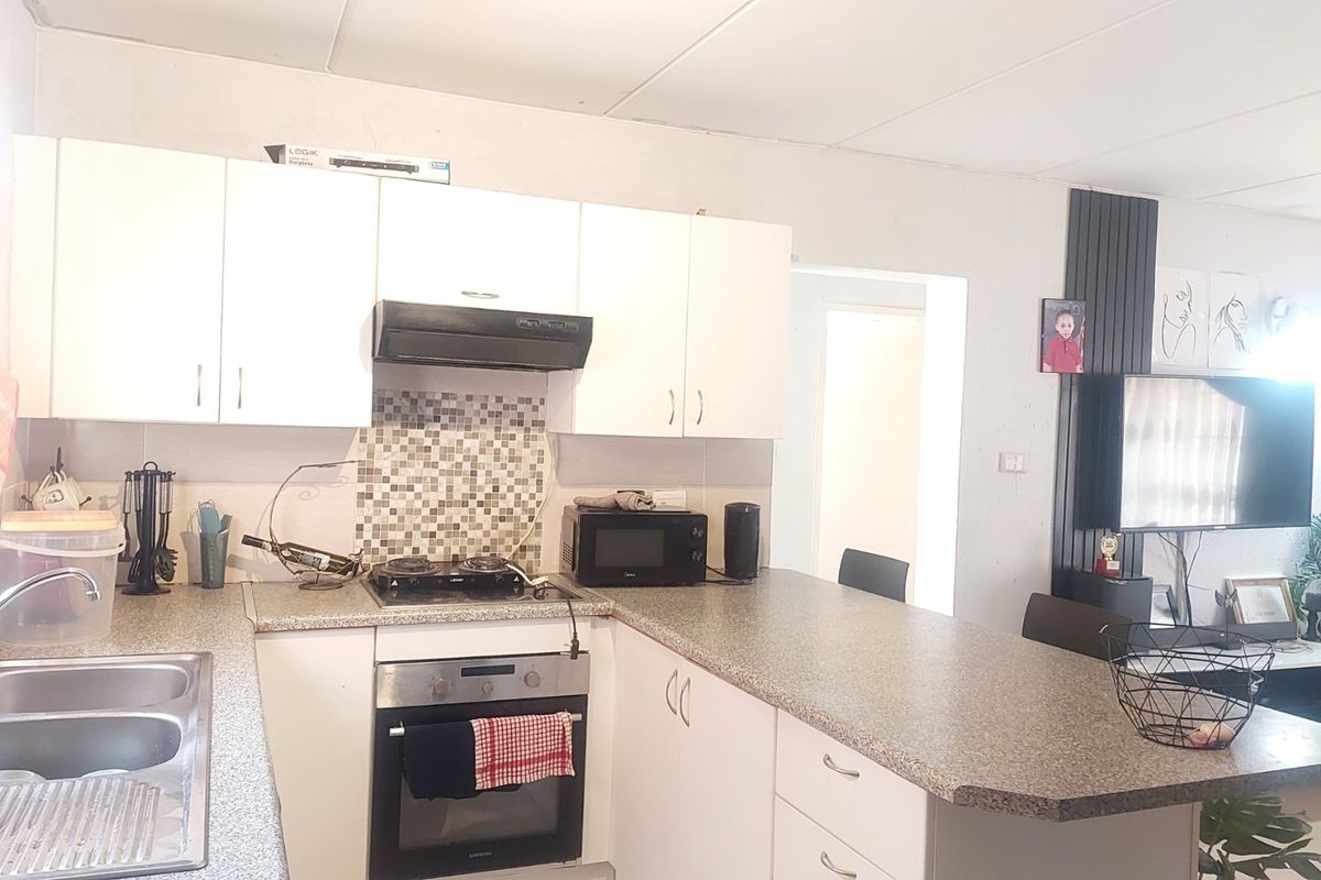 Charming ground floor townhouse in a secure complex!  - Photo 3
