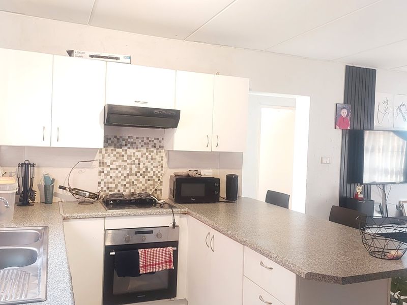 Charming ground floor townhouse in a secure complex!  - Photo 3