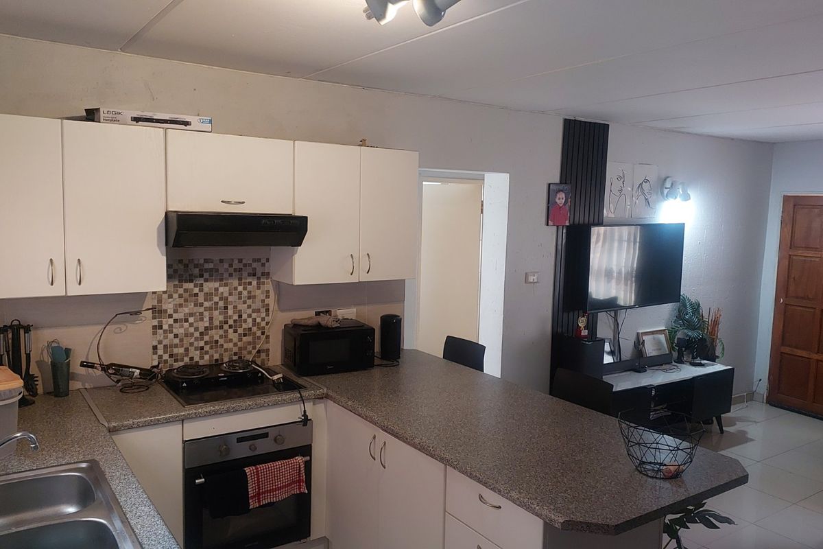 Charming ground floor townhouse in a secure complex!  - Photo 4