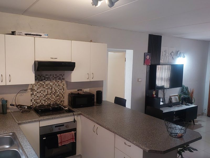 Charming ground floor townhouse in a secure complex!  - Photo 4