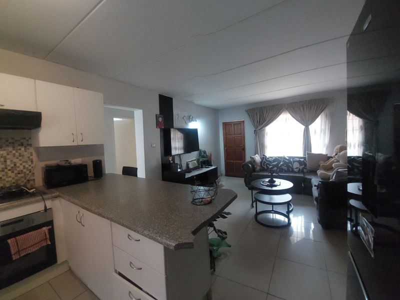 Charming ground floor townhouse in a secure complex!  - Photo 10