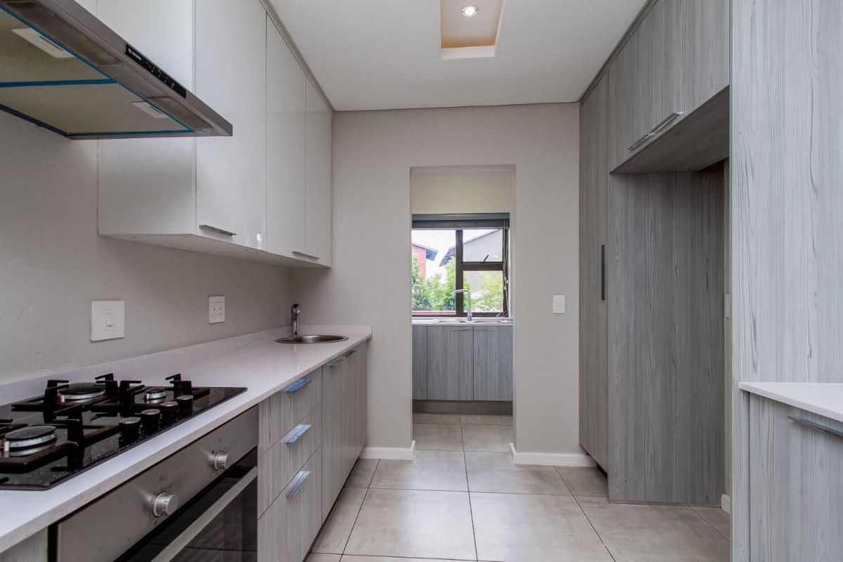 Modern 4 bedroom house in Craigavon. - Photo 3
