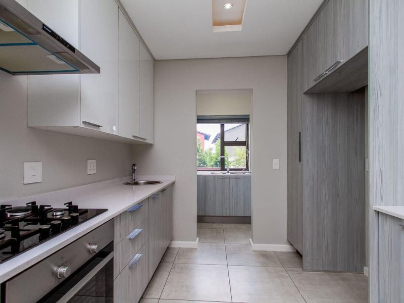 Modern 4 bedroom house in Craigavon. - Photo 3