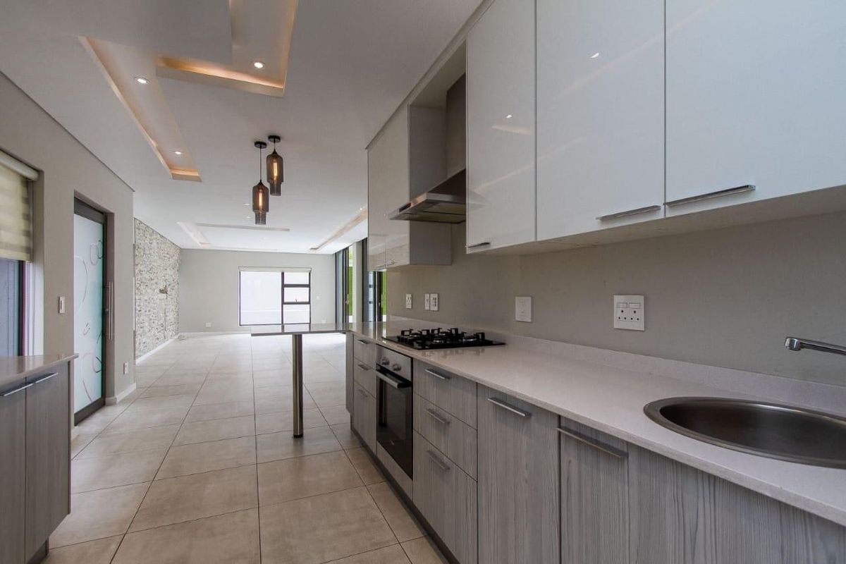 Modern 4 bedroom house in Craigavon. - Photo 5
