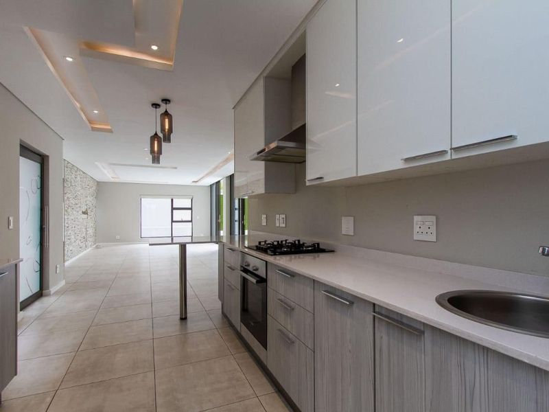 Modern 4 bedroom house in Craigavon. - Photo 5