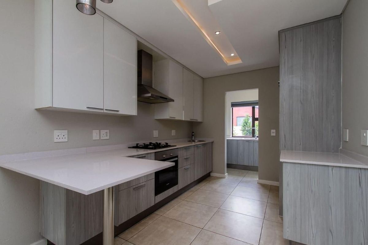 Modern 4 bedroom house in Craigavon. - Photo 4
