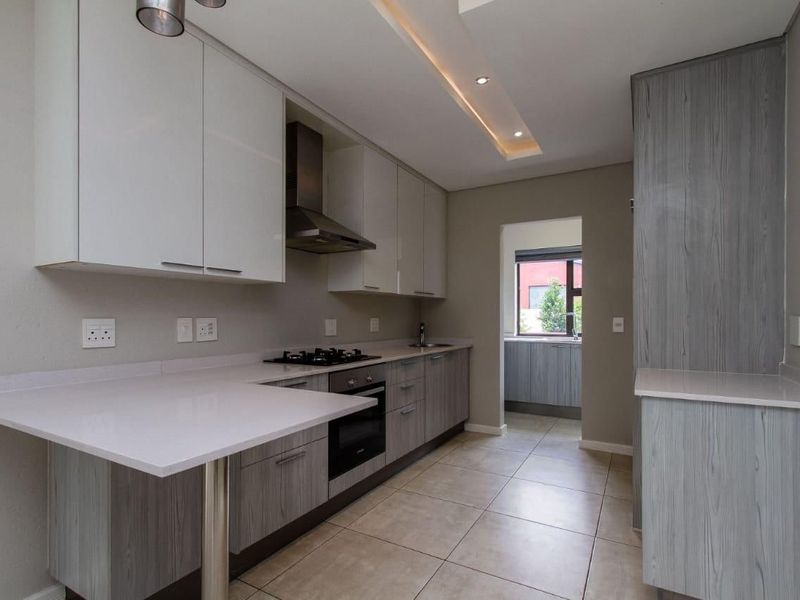 Modern 4 bedroom house in Craigavon. - Photo 4