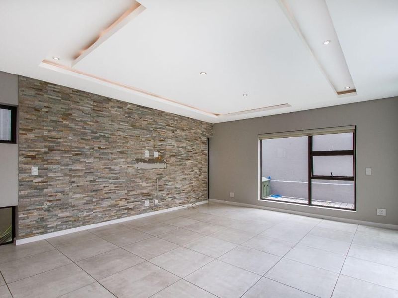 Modern 4 bedroom house in Craigavon. - Photo 9