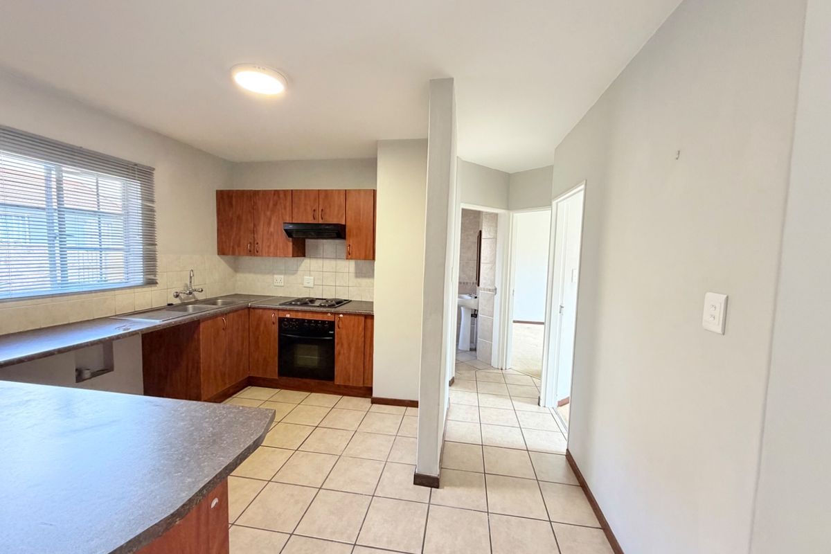 2 Bedroom 2 Bathroom Townhouse for rent - Photo 2