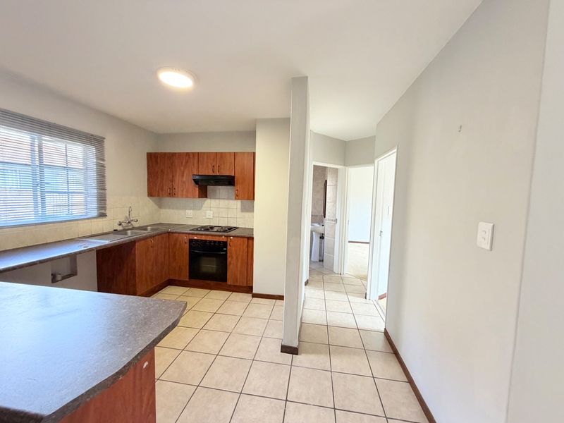2 Bedroom 2 Bathroom Townhouse for rent - Photo 2