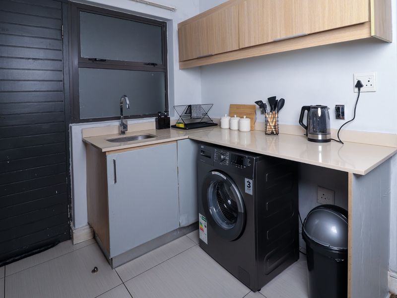 2 Bedroom 1 Bathroom for Sale - Photo 2