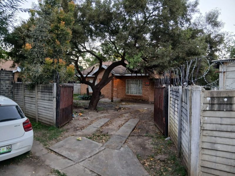 2 Bedroom Sectional Title Home for Sale in Ooseinde  - Photo 1