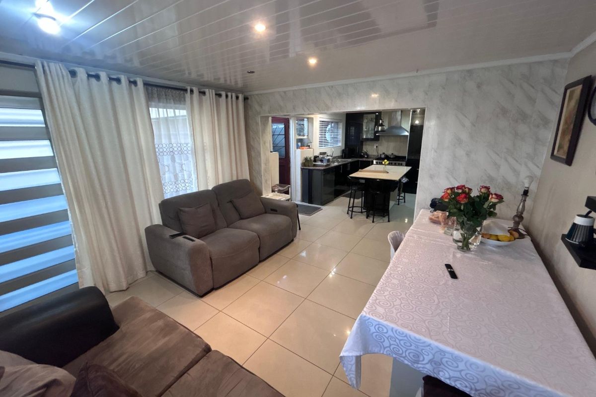 Lovely move in ready family home situated in Portlands - Photo 3