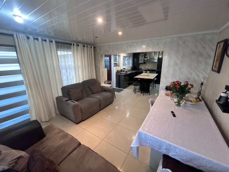 Lovely move in ready family home situated in Portlands - Photo 3