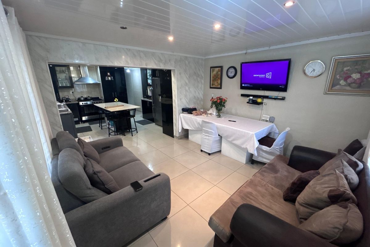 Lovely move in ready family home situated in Portlands - Photo 4