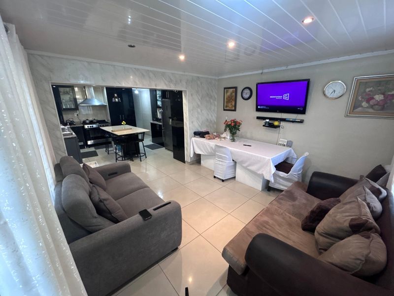 Lovely move in ready family home situated in Portlands - Photo 4