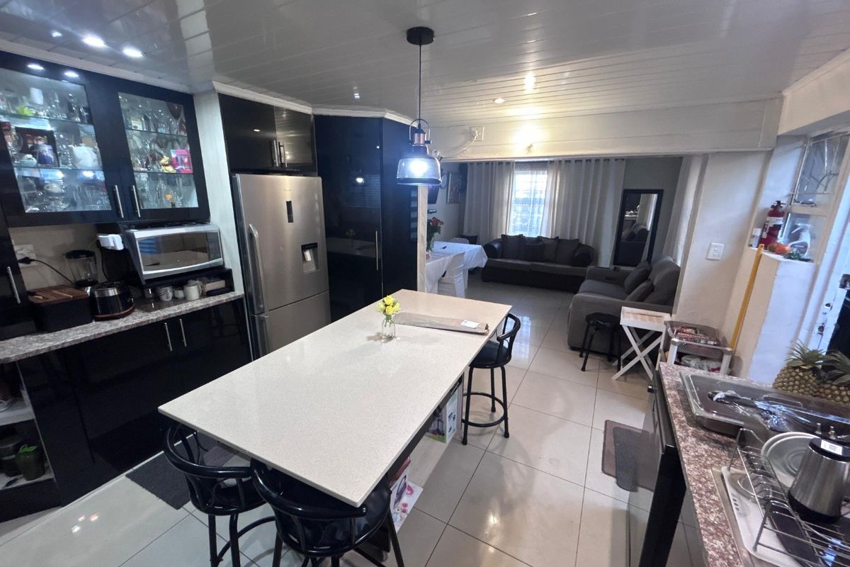 Lovely move in ready family home situated in Portlands - Photo 2
