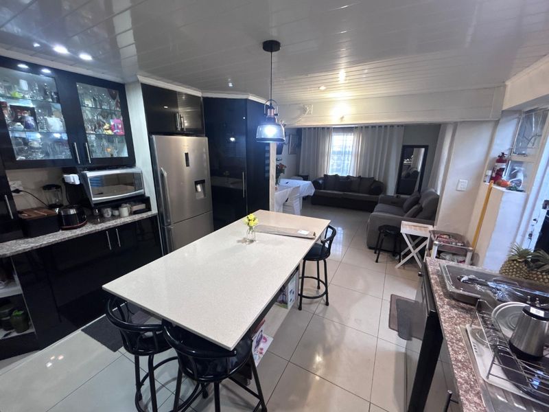 Lovely move in ready family home situated in Portlands - Photo 2