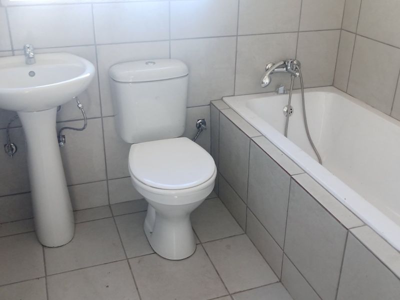 A beautifully refreshed home offering comfort, space, and room to grow 3 bedroom Elandspoort - Photo 3