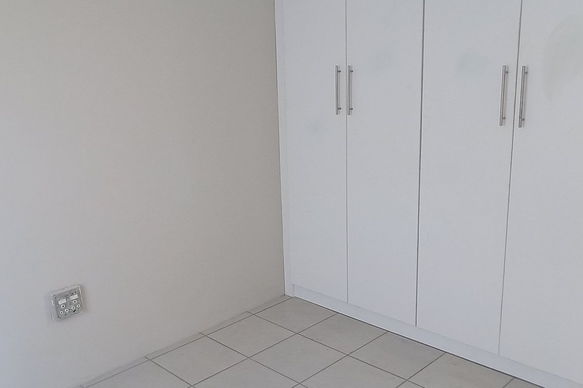 A beautifully refreshed home offering comfort, space, and room to grow 3 bedroom Elandspoort - Photo 4