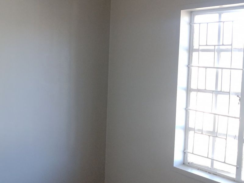 A beautifully refreshed home offering comfort, space, and room to grow 3 bedroom Elandspoort - Photo 9