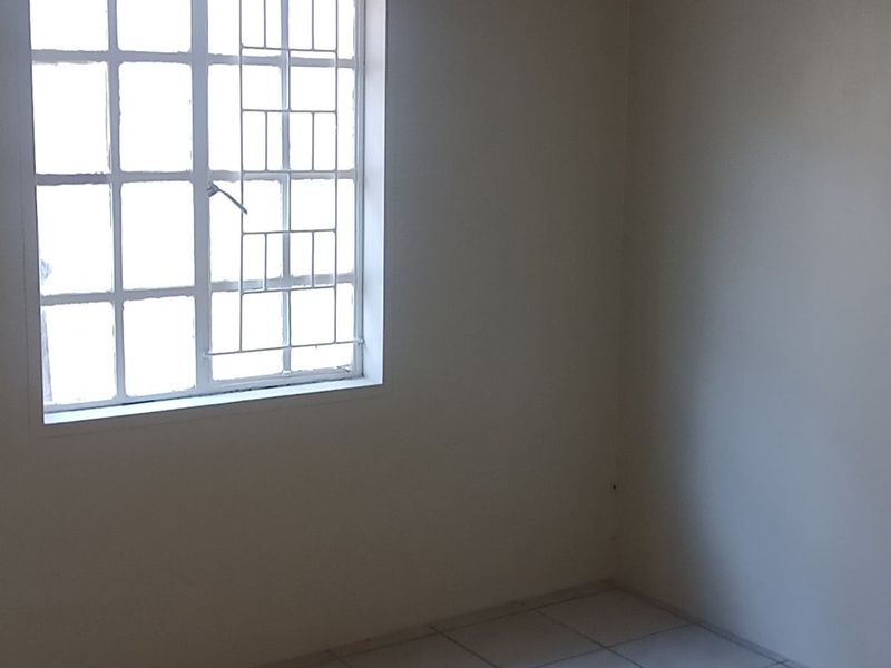 A beautifully refreshed home offering comfort, space, and room to grow 3 bedroom Elandspoort - Photo 8