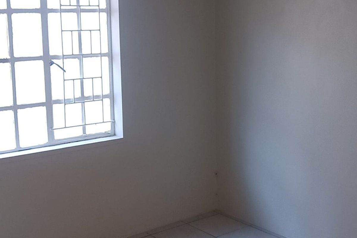 A beautifully refreshed home offering comfort, space, and room to grow 3 bedroom Elandspoort - Photo 2