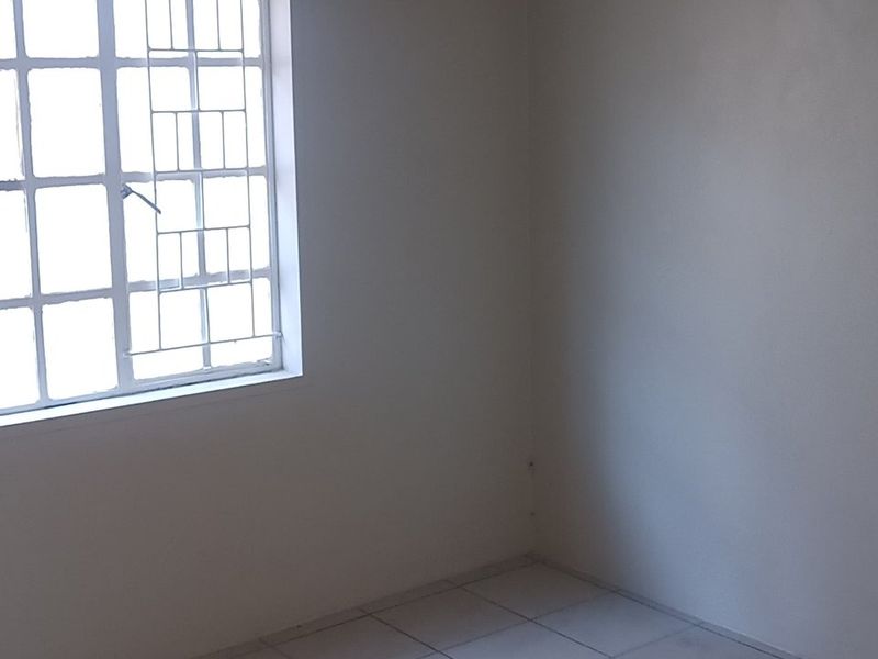 A beautifully refreshed home offering comfort, space, and room to grow 3 bedroom Elandspoort - Photo 2
