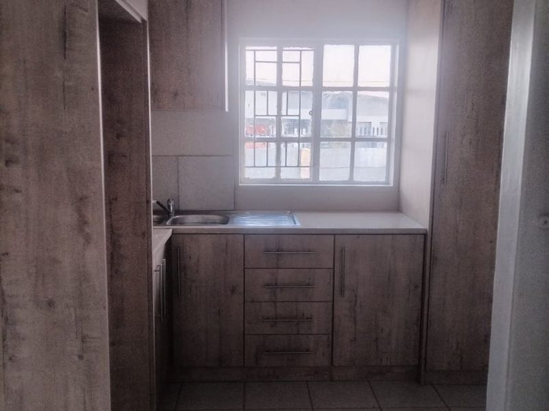 A beautifully refreshed home offering comfort, space, and room to grow 3 bedroom Elandspoort. - Photo 2