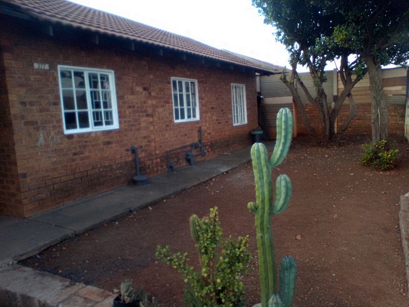 A beautifully refreshed home offering comfort, space, and room to grow 3 bedroom Elandspoort. - Photo 9