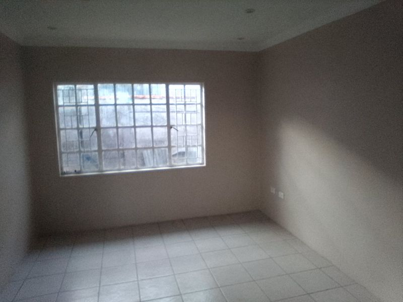 A beautifully refreshed home offering comfort, space, and room to grow 3 bedroom Elandspoort. - Photo 6