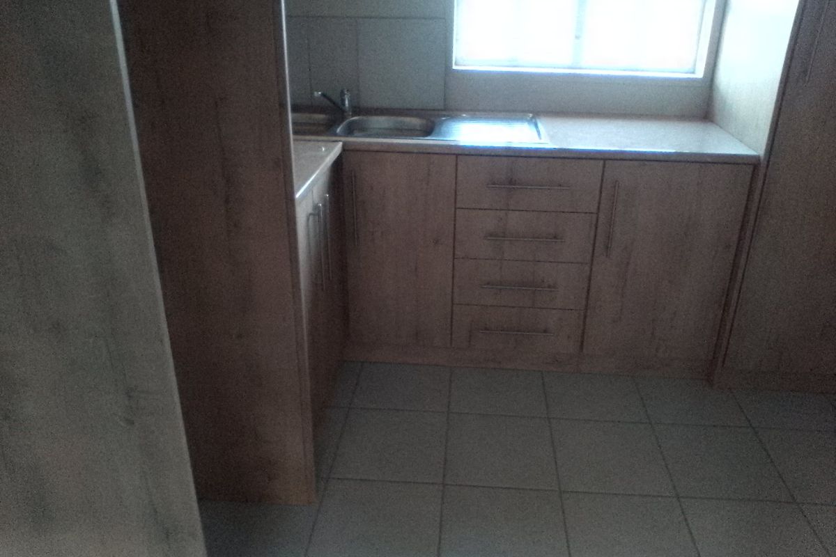A beautifully refreshed home offering comfort, space, and room to grow 3 bedroom Elandspoort. - Photo 3