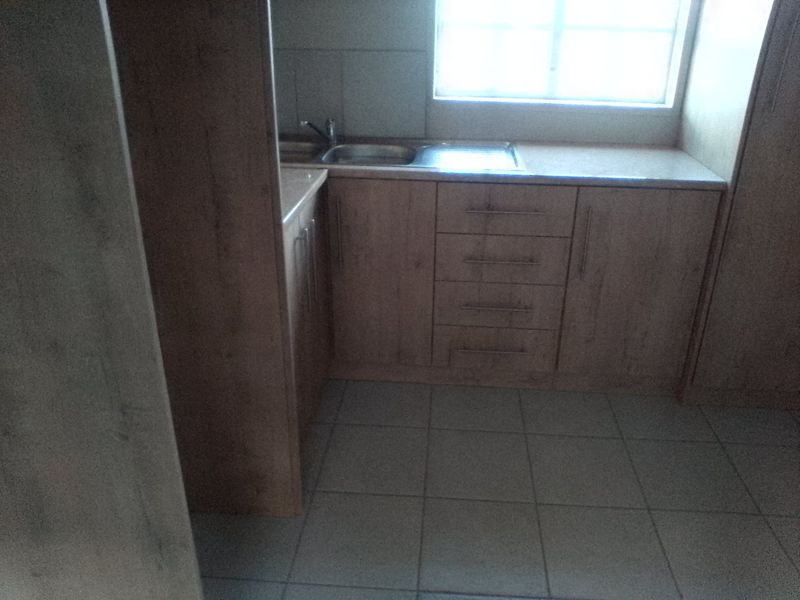 A beautifully refreshed home offering comfort, space, and room to grow 3 bedroom Elandspoort. - Photo 4