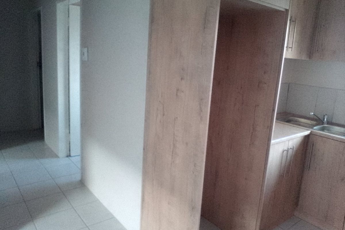 A beautifully refreshed home offering comfort, space, and room to grow 3 bedroom Elandspoort. - Photo 4