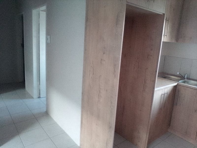 A beautifully refreshed home offering comfort, space, and room to grow 3 bedroom Elandspoort. - Photo 5