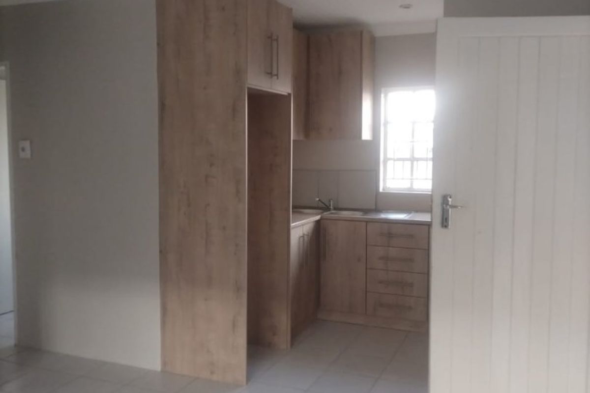 A beautifully refreshed home offering comfort, space, and room to grow 3 bedroom Elandspoort. - Photo 2