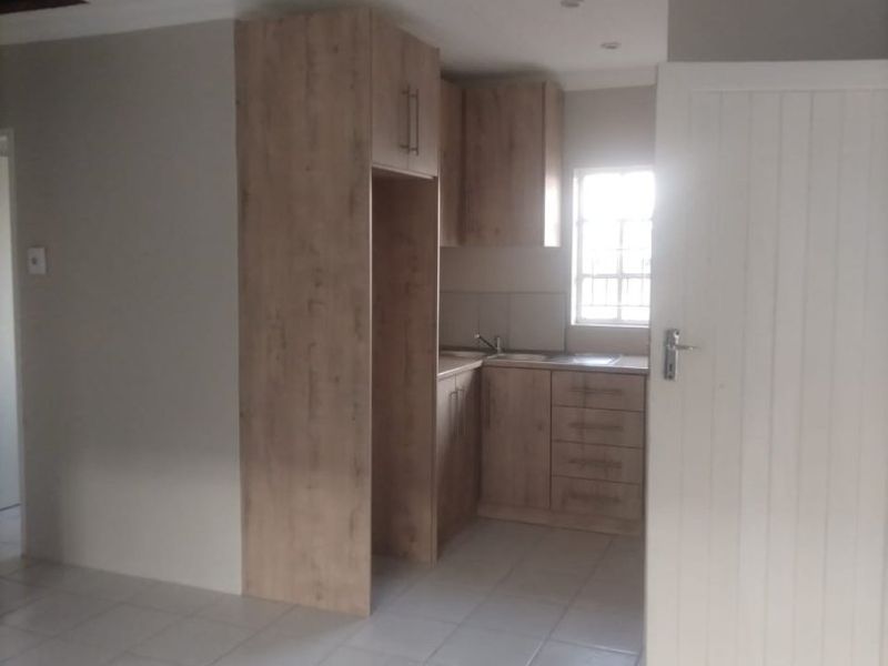 A beautifully refreshed home offering comfort, space, and room to grow 3 bedroom Elandspoort. - Photo 1