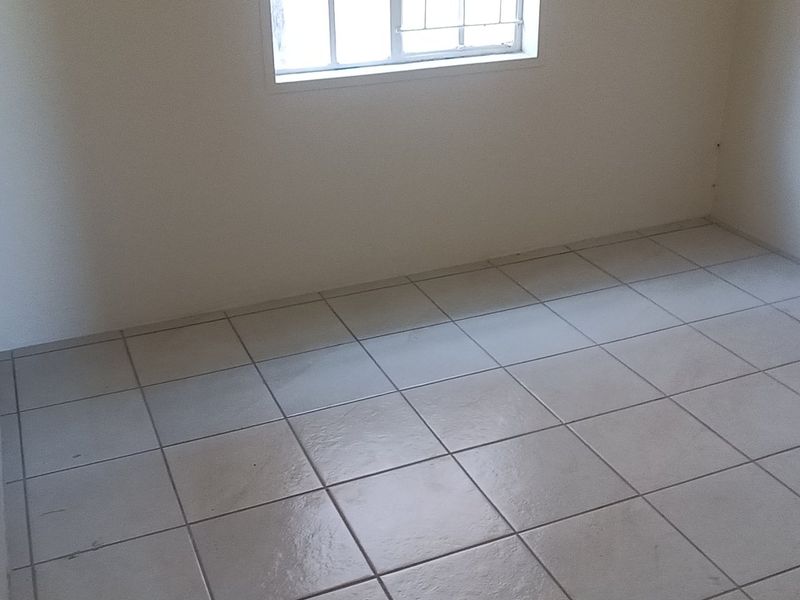 A beautifully refreshed home offering comfort, space, and room to grow 3 bedroom Elandspoort. - Photo 10