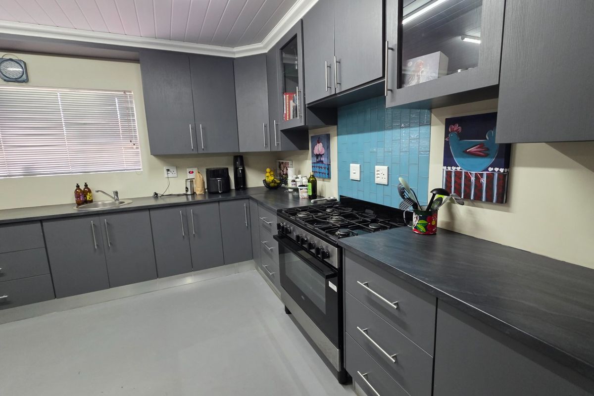 Lovely Family Home... Very Popular Neighborhood... Close to Hartenbos !!! - Photo 2