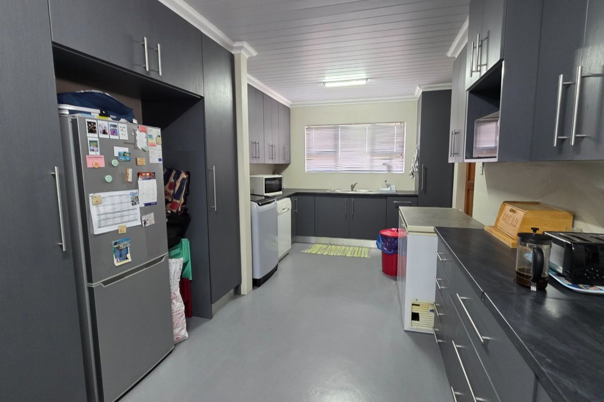 Lovely Family Home... Very Popular Neighborhood... Close to Hartenbos !!! - Photo 5