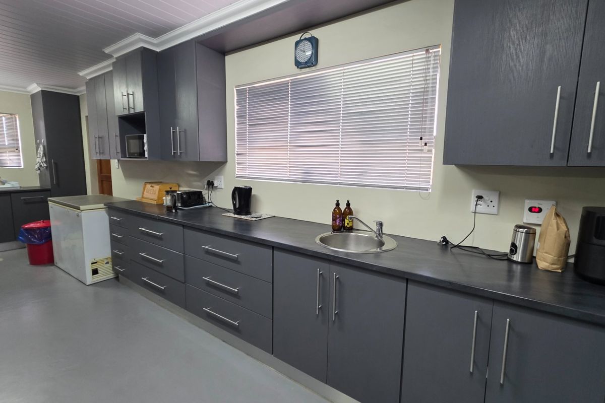 Lovely Family Home... Very Popular Neighborhood... Close to Hartenbos !!! - Photo 4