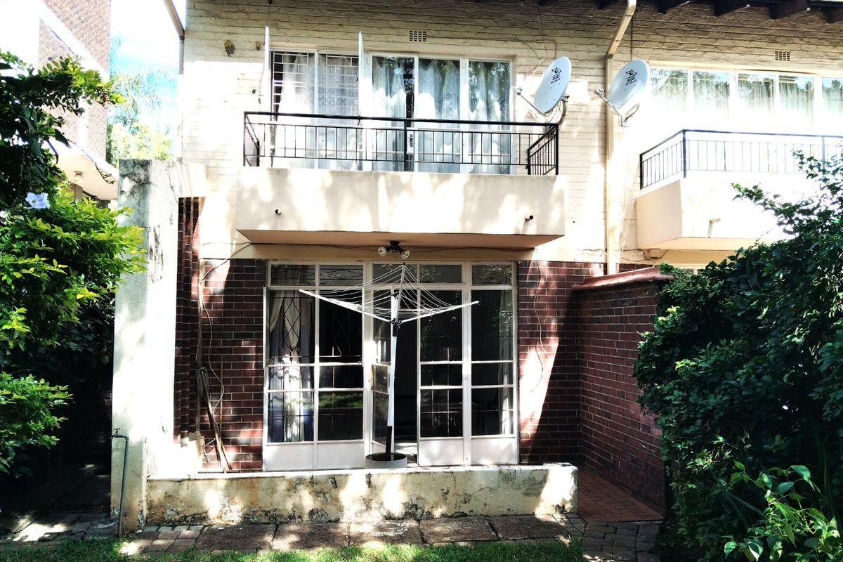 Charming Randburg Townhouse with Fibre and Garden - Photo 3