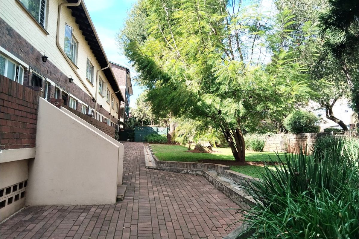 Cozy Townhouse in Windsor East with Garden and secure parking - Photo 2